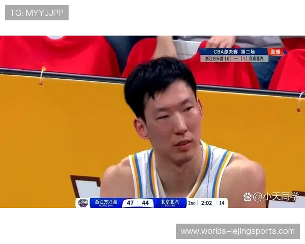 焦海龙击打周琦头部引发冲突，裁判回放判定普通犯规未升级